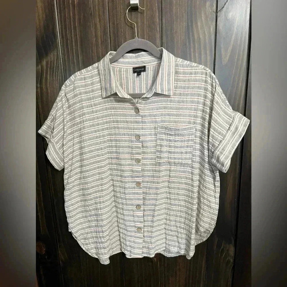 Women’s Buckle Black Striped Shirt. Size: Medium - Picture 11 of 13